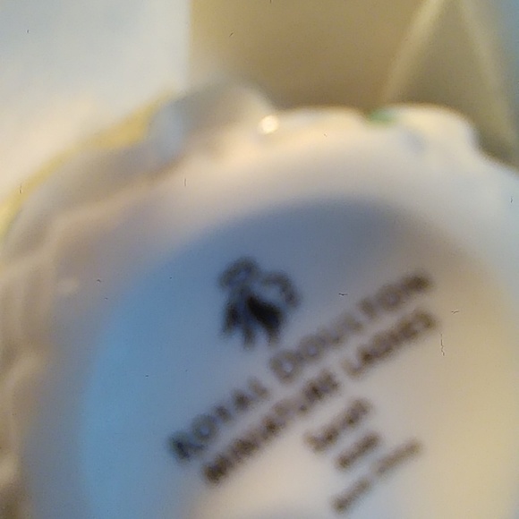 Mini Royal Dolton Figurine (Sarah) - Picture 11 of 13